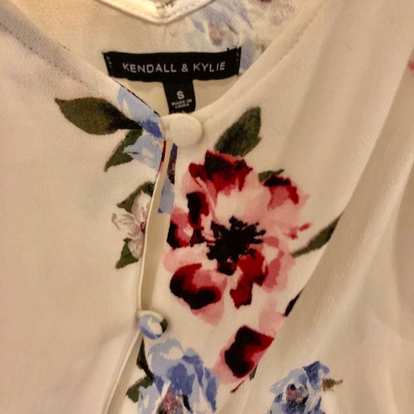 Cold shoulder Top - Picture 4 of 4